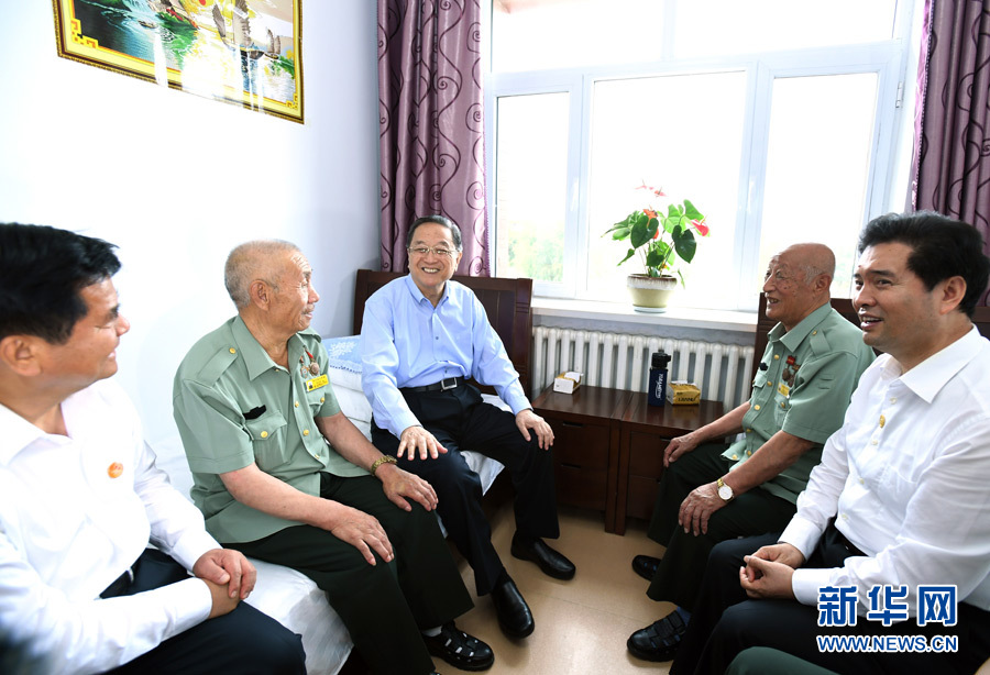 8月11日,带着以习近平同志为核心的党中央的亲切关怀和全国各族人民的真挚祝福,中共中央政治局常委、全国政协主席、中央代表团团长俞正声率中央代表团一分团,在兴安盟看望慰问各族干部群众,共同庆祝内蒙古自治区成立70周年。这是俞正声在兴安盟光荣院亲切看望生活在这里的老同志,与他们促膝谈心。新华社记者 张领 摄 8月11日,带着以习近平同志为核心的党中央的亲切关怀和全国各族人民的真挚祝福,中共中央政治局常委、全国政协主席、中央代表团团长俞正声率中央代表团一分团,在兴安盟看望慰问各族干部群众,共同庆祝内蒙古自治区成立70周年。这是俞正声在兴安盟光荣院亲切看望生活在这里的老同志,与他们促膝谈心。新华社记者 张领 摄