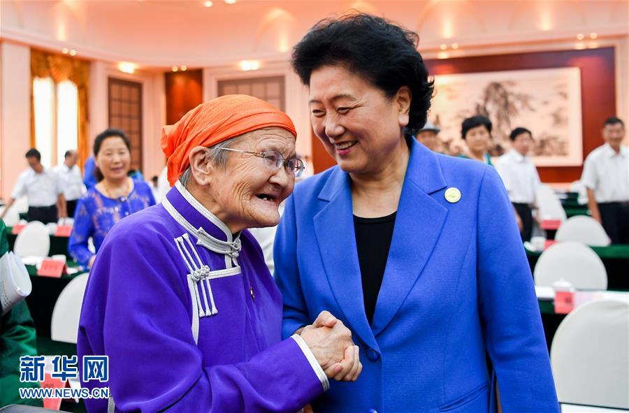 8月11日，中共中央政治局委员、国务院副总理、中央代表团副团长刘延东率中央代表团二分团，看望慰问乌兰察布各族干部群众，转达以习近平同志为核心的党中央的亲切关怀和全国人民的美好祝愿。这是刘延东在出席乌兰察布市庆祝内蒙古自治区成立70周年座谈会后，与“草原母亲”都贵玛亲切交谈。新华社记者 连振 摄