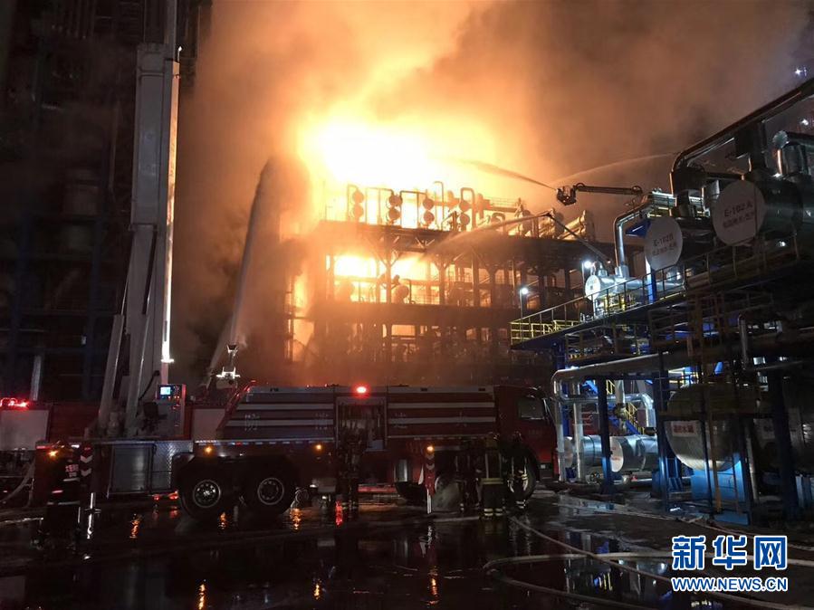 （新华网）中石油大连石化公司发生火灾 目前明火已扑灭未发现人员伤亡 