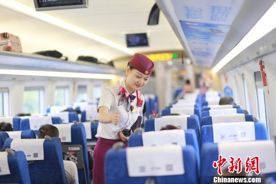 图为列车长包娜带正在进行日常的乘值工作。　杨敏　摄