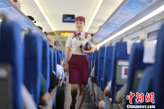 图为包娜在车厢里来回巡查。　杨敏　摄