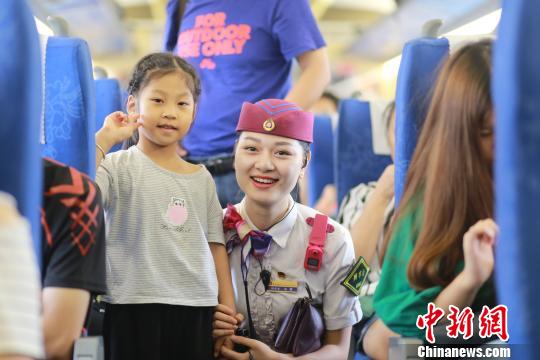 图为包娜和小旅客合影。　杨敏　摄