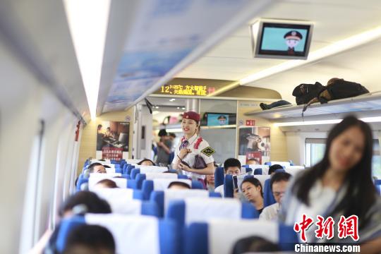 图为包娜在巡视车厢。　杨敏　摄