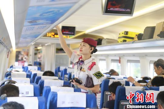 图为包娜整理行李架。　杨敏　摄