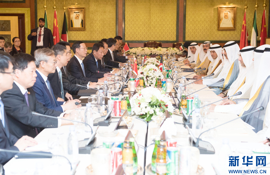 8月22日，应邀访问科威特的中共中央政治局常委、国务院副总理张高丽在科威特城会见科威特第一副首相兼外交大臣萨巴赫。 新华社记者 高洁 摄