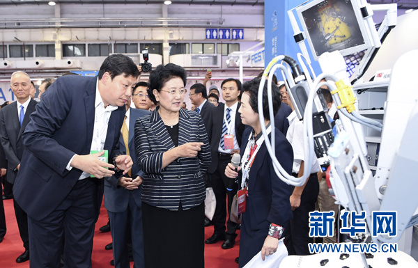 8月23日，2017世界機器人大會開幕式在北京舉行，中共中央政治局委員、國務院副總理劉延東出席並講話。這是開幕式後，劉延東參觀機器人應用展覽。新華社記者 張領 攝