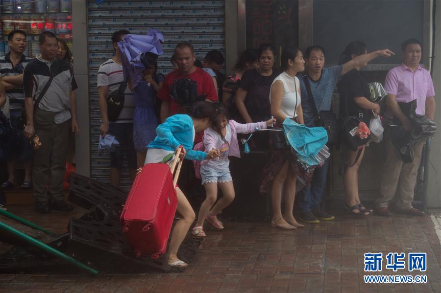（图文互动）（2）台风&ldquo;天鸽&rdquo;来袭　澳门挂10号风球严阵以待