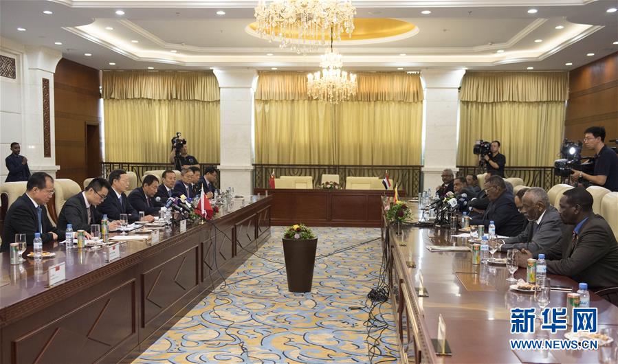 8月25日,应邀访问苏丹的中共中央政治局常委、国务院副总理张高丽在喀土穆同苏丹第一副总统兼总理巴克里举行正式会谈。新华社记者 高洁 摄 8月25日,应邀访问苏丹的中共中央政治局常委、国务院副总理张高丽在喀土穆同苏丹第一副总统兼总理巴克里举行正式会谈。新华社记者 高洁 摄