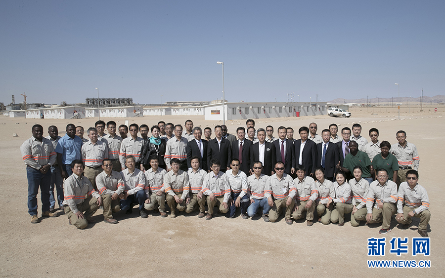 8月27日，中共中央政治局常委、国务院副总理张高丽在纳米比亚实地考察湖山铀矿。这是张高丽等与湖山铀矿中纳两国员工代表合影。 新华社记者高洁摄