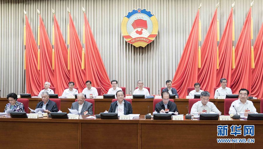 8月29日，政协第十二届全国委员会常务委员会第二十二次会议举行全体会议，14位全国政协常委、委员和地方政协主席围绕&ldquo;实施精准扶贫中存在的问题和建议&rdquo;作大会发言。全国政协主席俞正声出席会议。新华社记者李涛摄 