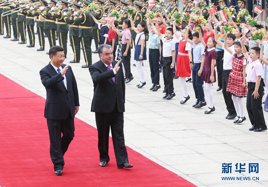 8月31日，国家主席习近平在北京人民大会堂同来华进行国事访问并出席新兴市场国家与发展中国家对话会的塔吉克斯坦总统拉赫蒙举行会谈。这是会谈前，习近平在人民大会堂东门外广场为拉赫蒙举行欢迎仪式。新华社记者姚大伟摄 