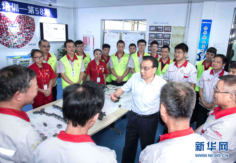 9月4日至5日，中共中央政治局常委、国务院总理李克强在山西长治、临汾考察。这是9月5日，李克强在临汾市华翔集团与正在进行技术研讨的技工们亲切交谈。新华社记者 李涛 摄