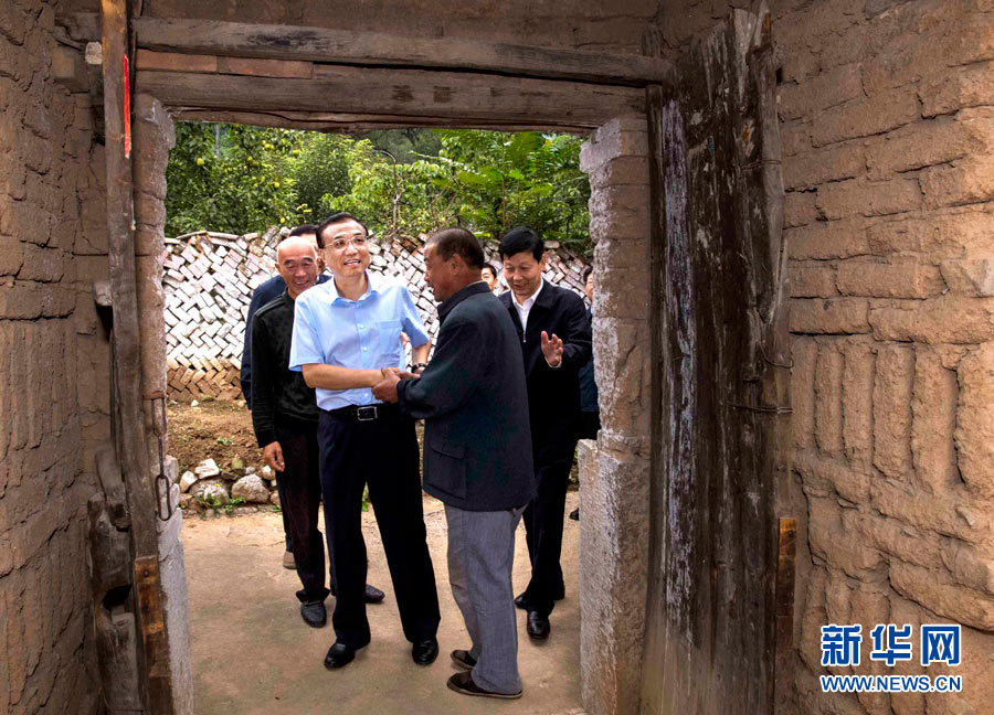 9月4日至5日，中共中央政治局常委、国务院总理李克强在山西长治、临汾考察。这是9月4日，李克强在长治市壶关县五龙山乡程庄村看望贫困群众。新华社记者 李涛 摄