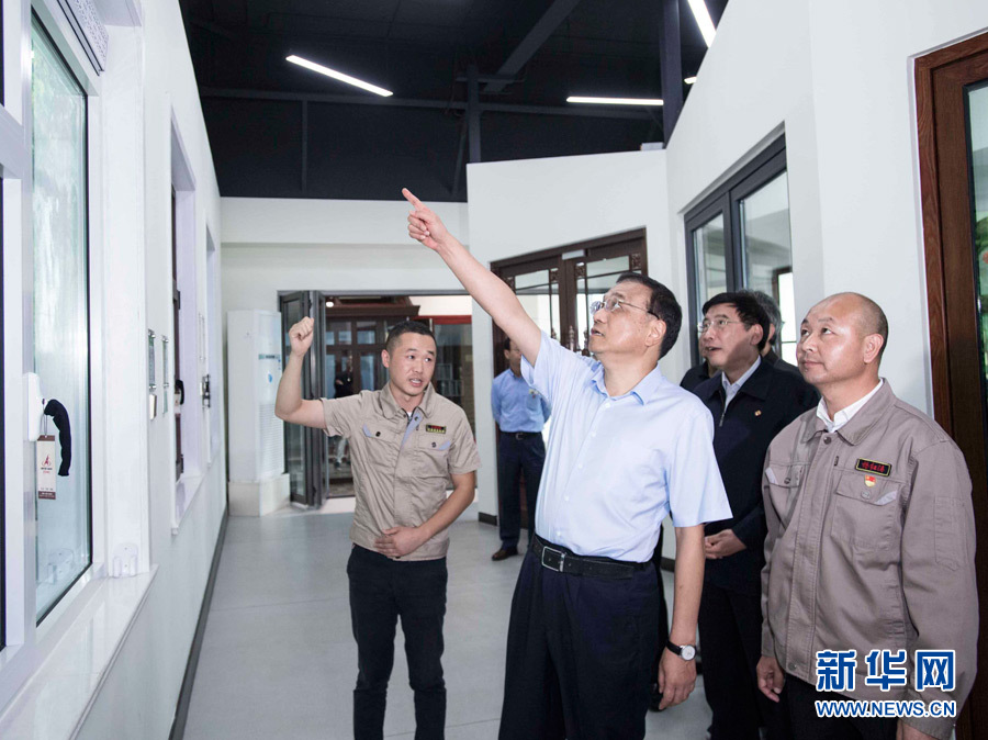 9月4日至5日，中共中央政治局常委、国务院总理李克强在山西长治、临汾考察。这是9月4日，李克强在长治市唯美诺创业创新基地观看创客们的创新成果。新华社记者 李涛 摄