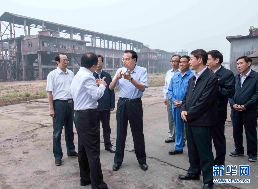 9月4日至5日，中共中央政治局常委、国务院总理李克强在山西长治、临汾考察。这是9月5日，李克强在太钢集团临汾钢铁公司详细了解企业去产能和职工安置情况。新华社记者 李涛 摄