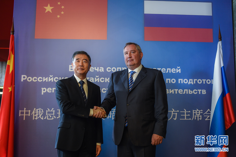 9月4至5日，中国国务院副总理、中俄总理定期会晤委员会中方主席汪洋在伏尔加格勒与俄罗斯副总理、委员会俄方主席罗戈津共同主持委员会双方主席会晤。这是9月5日，汪洋（左）与罗戈津在俄罗斯伏尔加格勒握手。 新华社发（叶甫盖尼&middot;西尼岑摄）