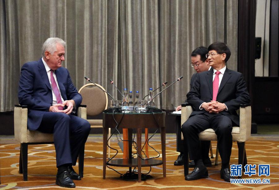 9月11日,在塞尔维亚首都贝尔格莱德,习近平主席特使、中共中央政治局委员、中央政法委书记孟建柱(右)会见塞尔维亚前总统尼科利奇(左)。新华社记者王慧娟摄 9月11日,在塞尔维亚首都贝尔格莱德,习近平主席特使、中共中央政治局委员、中央政法委书记孟建柱(右)会见塞尔维亚前总统尼科利奇(左)。新华社记者王慧娟摄