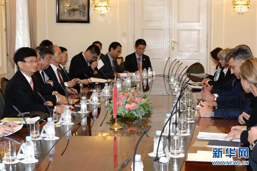 9月12日,克罗地亚总理普连科维奇(右二)在首都萨格勒布会见到访的习近平主席特使、中共中央政治局委员、中央政法委书记孟建柱(左一)。新华社记者高磊摄 9月12日,克罗地亚总理普连科维奇(右二)在首都萨格勒布会见到访的习近平主席特使、中共中央政治局委员、中央政法委书记孟建柱(左一)。新华社记者高磊摄