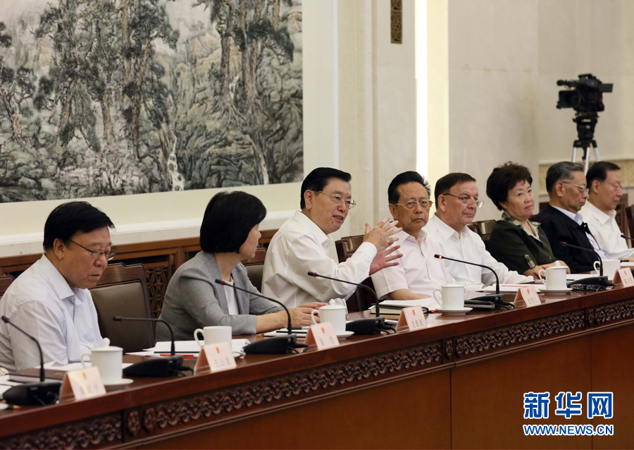 9月19日，中共中央政治局常委、全国人大常委会委员长张德江在北京主持召开全国人大常委会固体废物污染环境防治法执法检查组第二次全体会议，研究修改执法检查报告。新华社记者 刘卫兵 摄