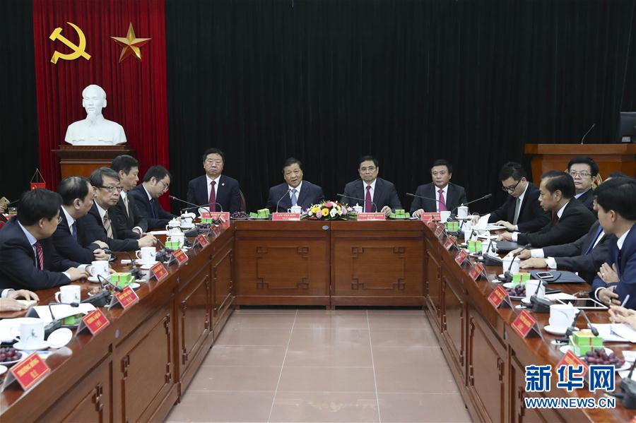 应越南共产党邀请，中共中央政治局常委、中央书记处书记刘云山9月18日至19日对越南进行正式访问。这是9月19日，刘云山在越共中央政治局委员范明政陪同下考察胡志明国家政治学院，并与曾赴华考察交流的越方学员代表进行座谈。 新华社记者庞兴雷 摄