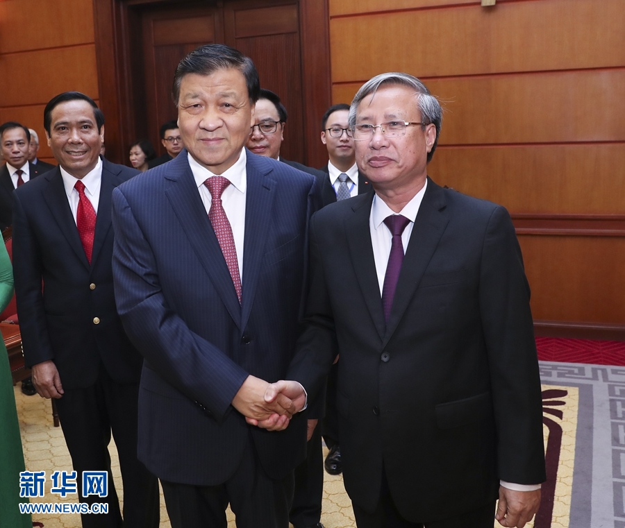 应越南共产党邀请，中共中央政治局常委、中央书记处书记刘云山9月18日至19日对越南进行正式访问。这是9月18日，刘云山在河内与越共中央政治局委员陈国旺举行会谈。 新华社记者 庞兴雷 摄