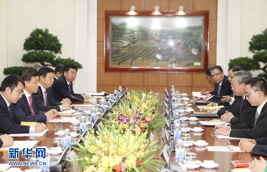 应越南共产党邀请，中共中央政治局常委、中央书记处书记刘云山9月18日至19日对越南进行正式访问。这是9月18日，刘云山在河内与越共中央政治局委员陈国旺举行会谈。 新华社记者 丁林 摄