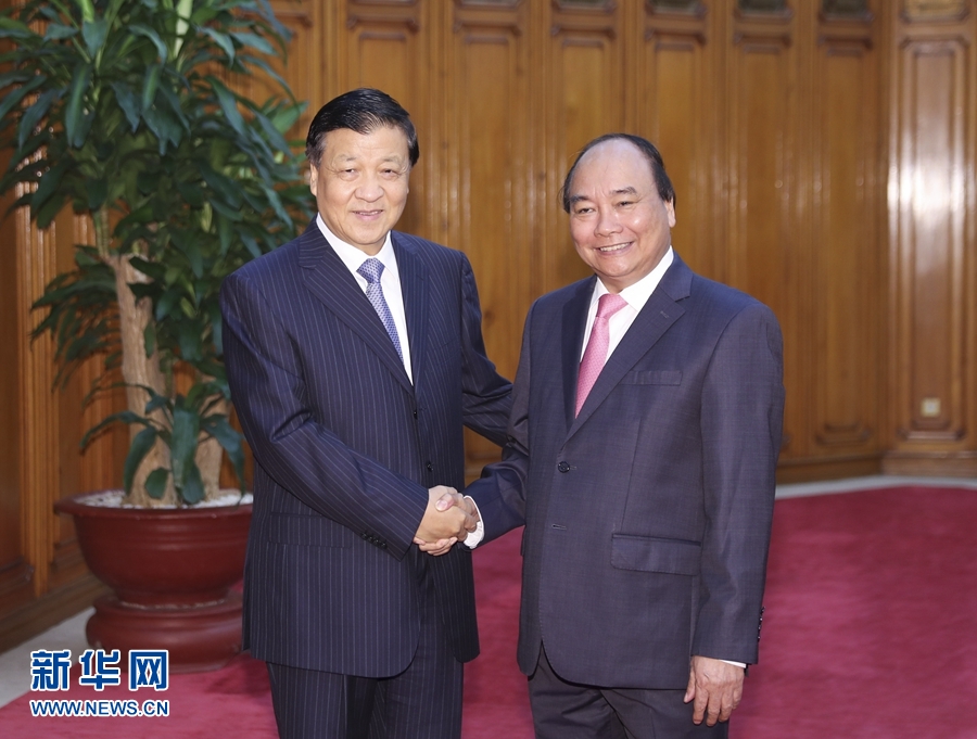 应越南共产党邀请，中共中央政治局常委、中央书记处书记刘云山9月18日至19日对越南进行正式访问。这是9月19日，刘云山在河内会见越南总理阮春福。 新华社记者 丁林 摄