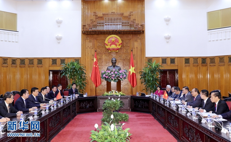 应越南共产党邀请，中共中央政治局常委、中央书记处书记刘云山9月18日至19日对越南进行正式访问。这是9月19日，刘云山在河内会见越南总理阮春福。 新华社记者 丁林 摄