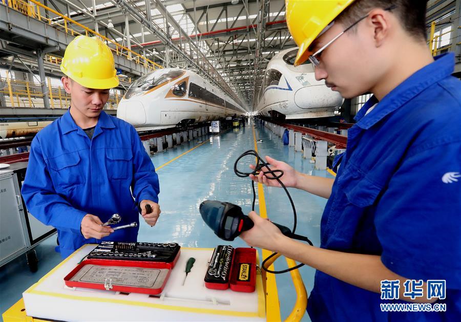 （社会）（2）&ldquo;复兴号&rdquo;提速在即 铁路人保驾护航