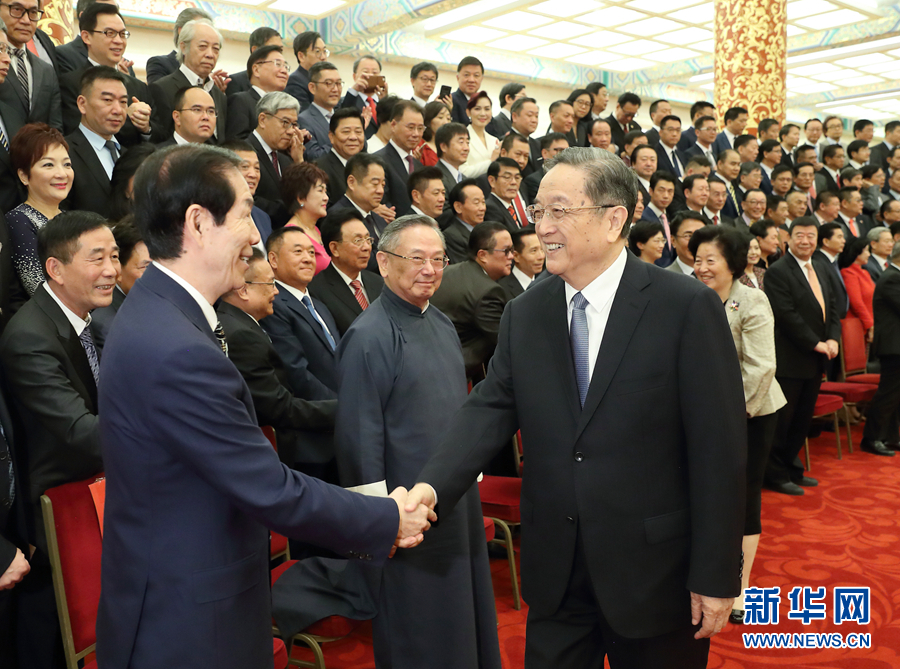 9月20日，中共中央政治局常委、全国政协主席俞正声在北京人民大会堂会见出席庆祝中华海外联谊会成立20周年大会暨四届二次理事大会的全体代表，与全体代表合影留念并讲话。新华社记者 王晔 摄