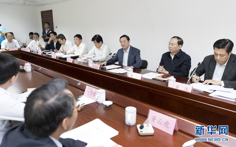 9月22日,中共中央政治局委员、中央书记处书记、中宣部部长刘奇葆在北京调研京剧像音像工程情况。这是刘奇葆与有关方面负责同志座谈交流。新华社记者 丁海涛 摄 9月22日,中共中央政治局委员、中央书记处书记、中宣部部长刘奇葆在北京调研京剧像音像工程情况。这是刘奇葆与有关方面负责同志座谈交流。新华社记者 丁海涛 摄