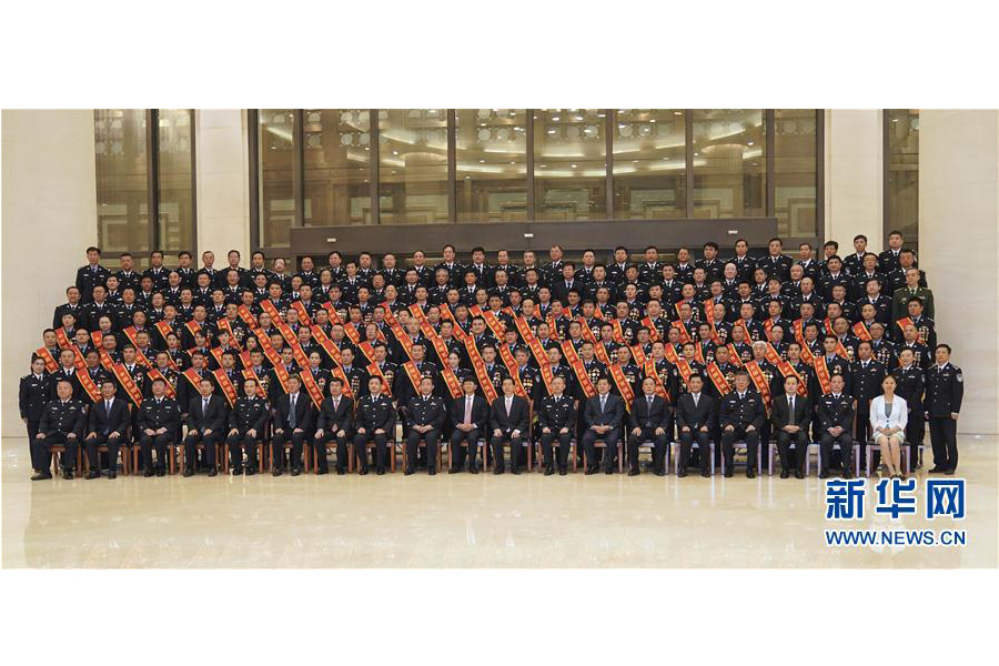 9月22日,“热血铸剑·丹心卫民”全国公安百佳刑警推选活动揭晓仪式在北京举行。中共中央政治局委员、中央政法委书记孟建柱会见当选民警并观看揭晓仪式。国务委员、公安部部长郭声琨参加会见并观看揭晓仪式。新华社记者 殷刚 摄 9月22日,“热血铸剑·丹心卫民”全国公安百佳刑警推选活动揭晓仪式在北京举行。中共中央政治局委员、中央政法委书记孟建柱会见当选民警并观看揭晓仪式。国务委员、公安部部长郭声琨参加会见并观看揭晓仪式。新华社记者 殷刚 摄