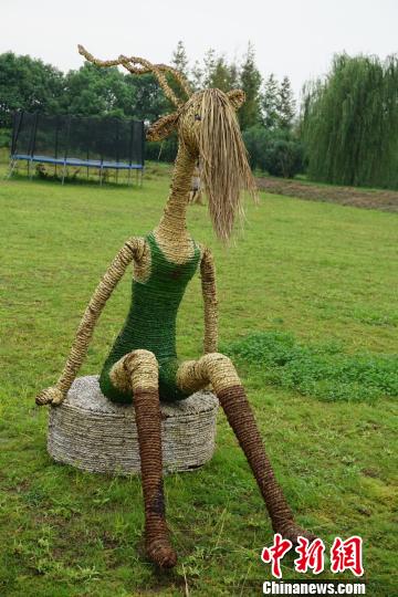动画片主角&ldquo;化身&rdquo;稻草人亮相宜兴农田