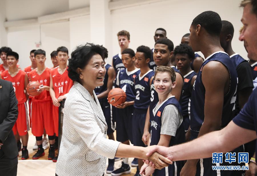 9月25日，中国国务院副总理刘延东在美国耐克公司纽约总部篮球场观看中美中学生男篮友谊赛。这是比赛开始前，刘延东与参赛队员及教练员握手。新华社记者王迎摄
