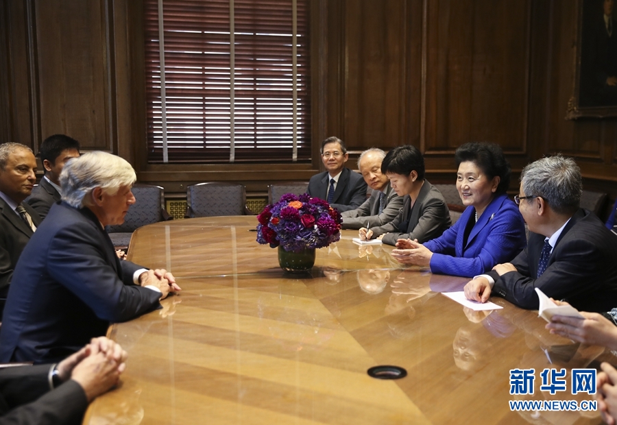 当地时间9月26日，国务院副总理刘延东在纽约哥伦比亚大学出席中美大学校长与智库论坛并发表主旨演讲。这是论坛开始前，国务院副总理刘延东（右二）会见哥伦比亚大学校长博林格（左）。新华社记者 王迎 摄
