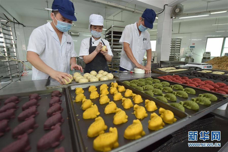 （社会）（1）福州：传统&ldquo;鲤鱼饼&rdquo;添彩迎中秋