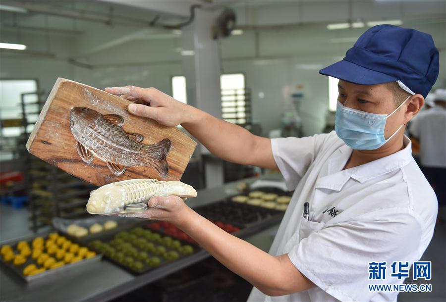 （社会）（2）福州：传统&ldquo;鲤鱼饼&rdquo;添彩迎中秋