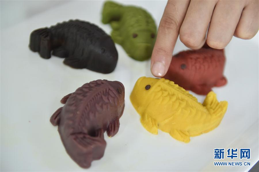 （社会）（3）福州：传统“鲤鱼饼”添彩迎中秋