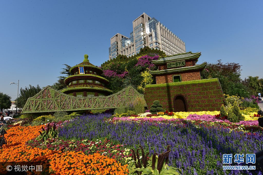 ***_***2017年9月29日，北京，东单东北角花坛，突出&ldquo;协同发展&rdquo;的主题。花坛通过京津冀三地的标志性景观（天坛祈年殿、解放桥、天下第一关山海关）组成一幅宏伟、和谐的画面，寓意统筹规划协调发展。