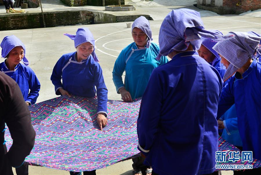 （十九大代表风采·图文互动）（1）“织女”村支书粟田梅：大山深处机杼声 声声悦耳