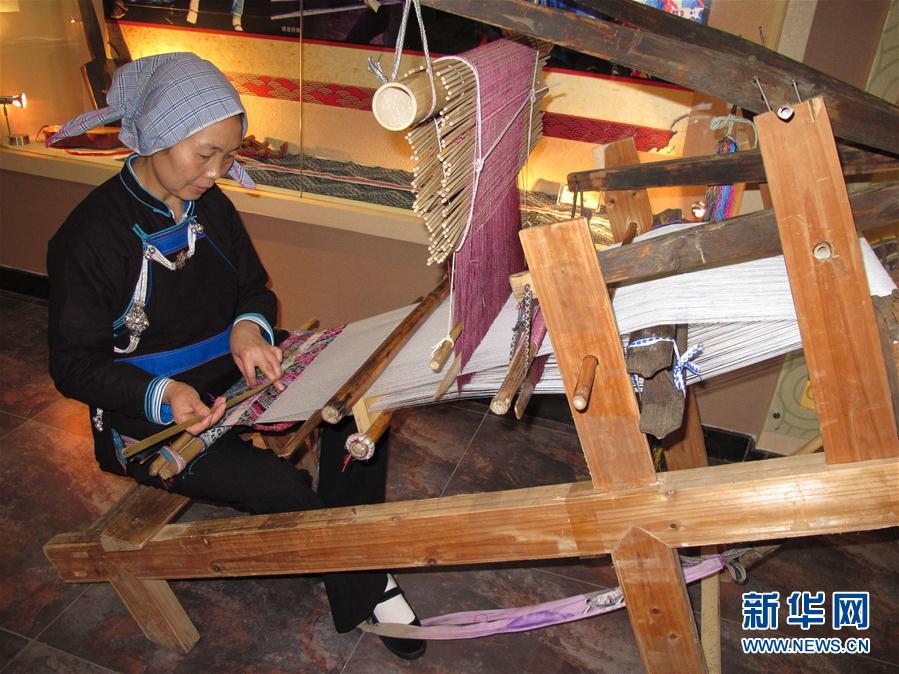 （十九大代表风采&middot;图文互动）（3）&ldquo;织女&rdquo;村支书粟田梅：大山深处机杼声 声声悦耳