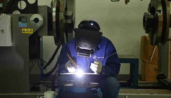 王锋在焊某零件的工作现场