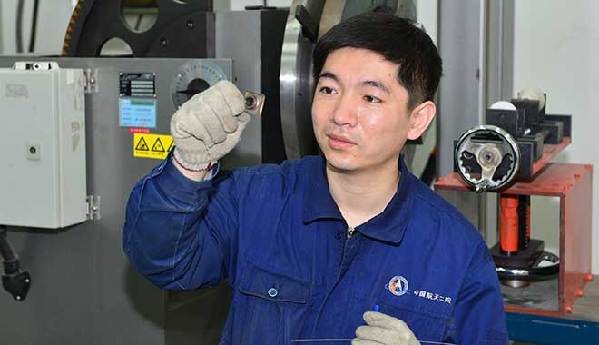 王锋在焊某零件的工作现场