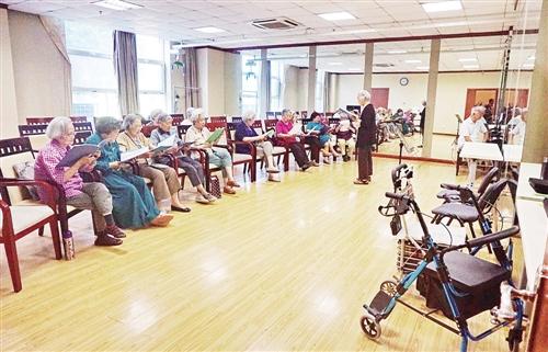 燕达金色年华合唱团二队女声正在练习歌曲。 本报记者 周明阳摄
