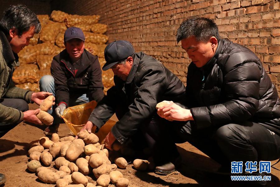 (十九大代表风采·图文互动)(1)“第一书记”房瑞标:吕梁乡亲“最亲近的人”