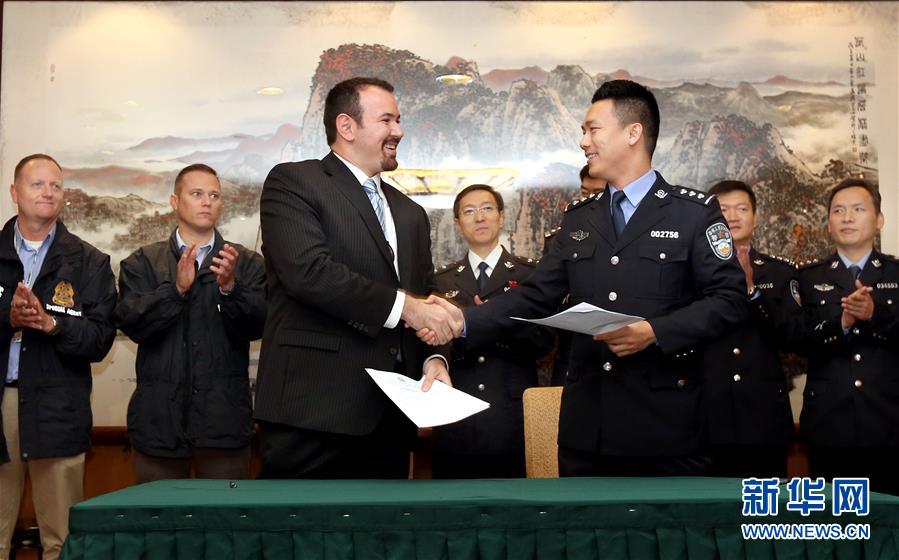 （法治）（1）中国警方向美国遣返一名红通逃犯