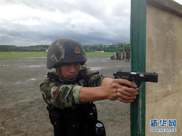 (十九大代表风采·图文互动)(2)李玉峰:反恐铁拳带兵人