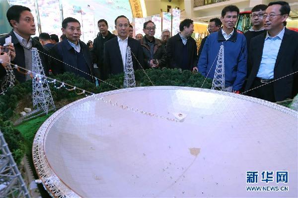 (图文互动)(3)当科学巨匠遇见“科学重器”——中科院院士集体参观“砥砺奋进的五年”成就展