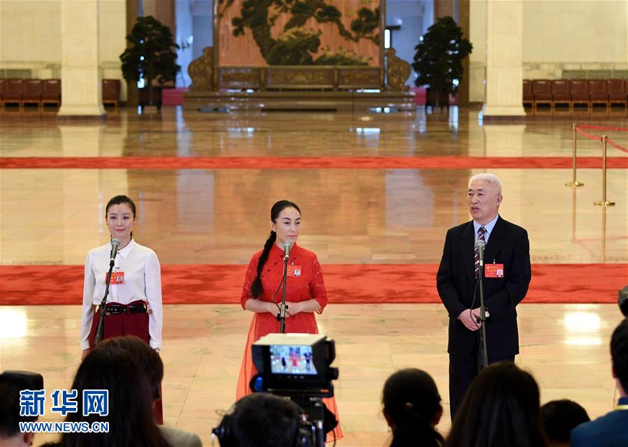 （十九大&middot;党代表通道）（17）采访党代表