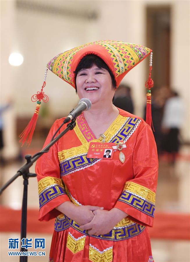 （十九大&middot;党代表通道）（18）采访党代表